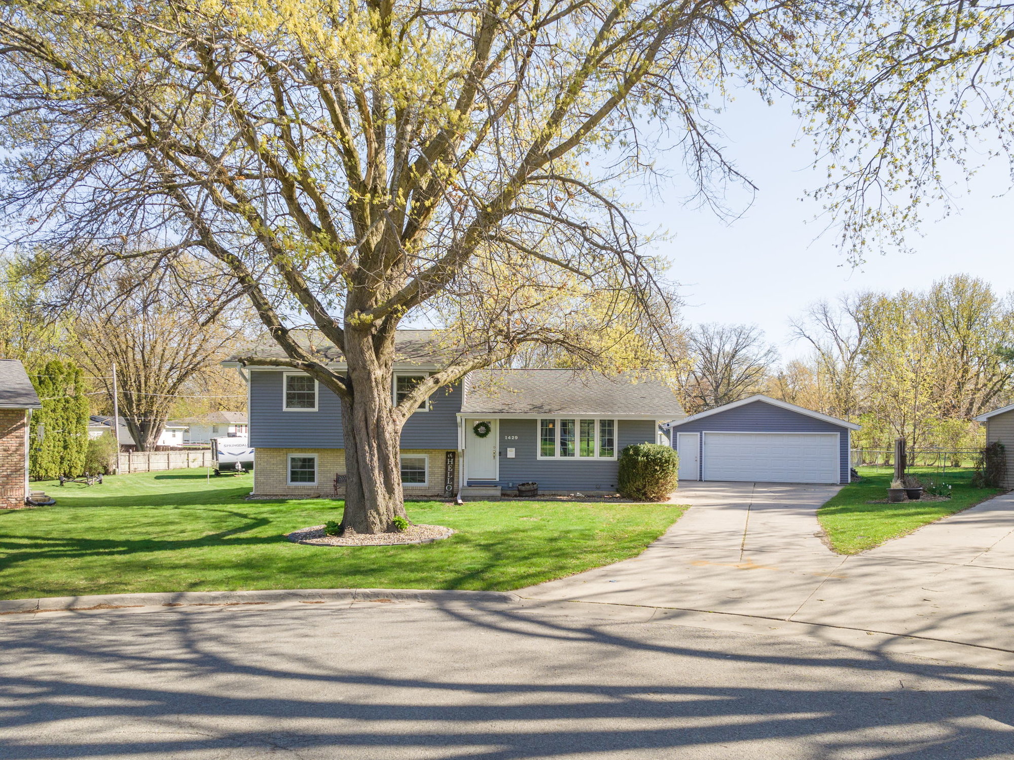 Spacious & Serene Split Level Home in Waterloo Iowa | Oakridge Real Estate